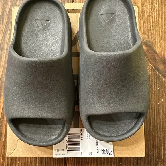 Yeezy Slide Kids ONYX Size 12K