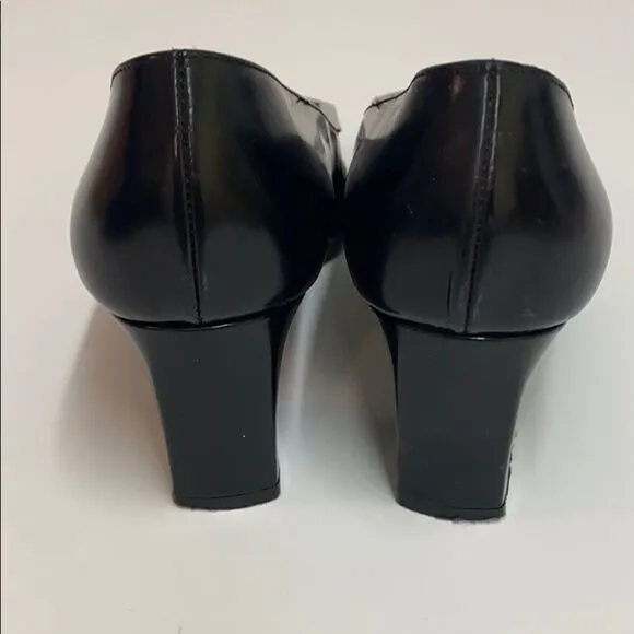 Yves Saint Laurent Buckle pumps B20