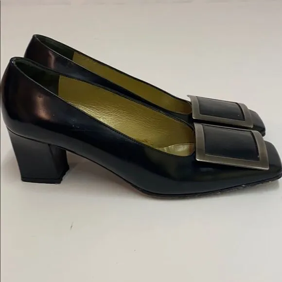 Yves Saint Laurent Buckle pumps B20