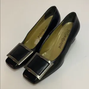 Yves Saint Laurent Buckle pumps B20